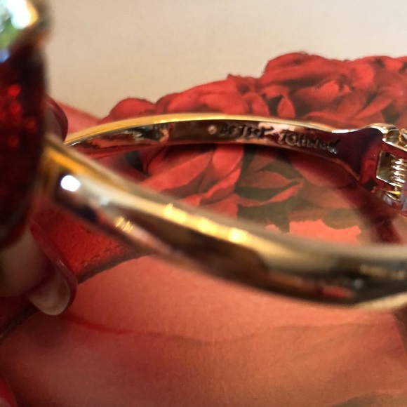 Adorable Authentic Betsy Johnson hinged Bracelet. New with tag. - Picture 8 of 13